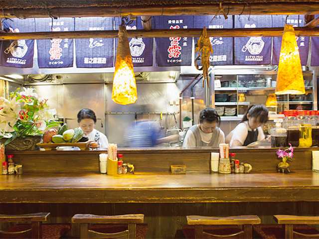 飲んで食べて歌って踊って！沖縄の夜を熱くする居酒屋ナイト！