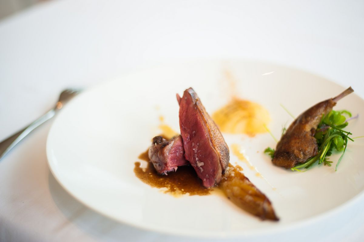 肉料理：小鳩のロースト 洋梨とバンデビス