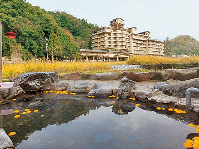 三朝川に臨む開放的な露天風呂「河原風呂」