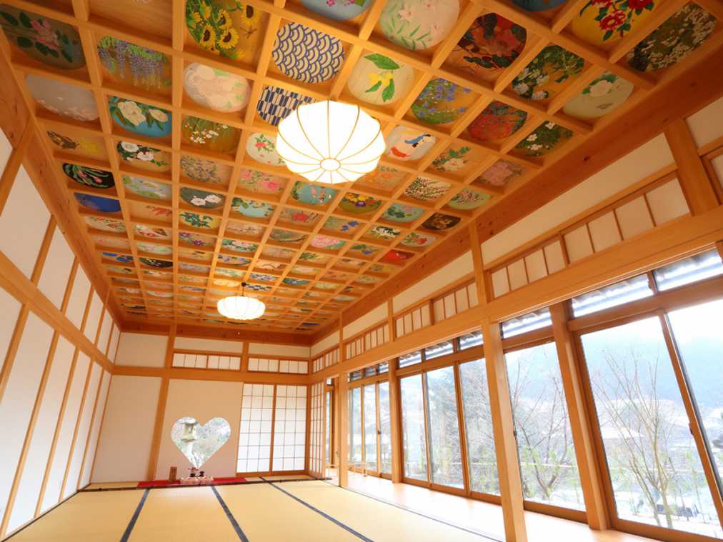 ハートの窓にお花の天井画！フォトジェニックすぎる、京都「正寿院」へ