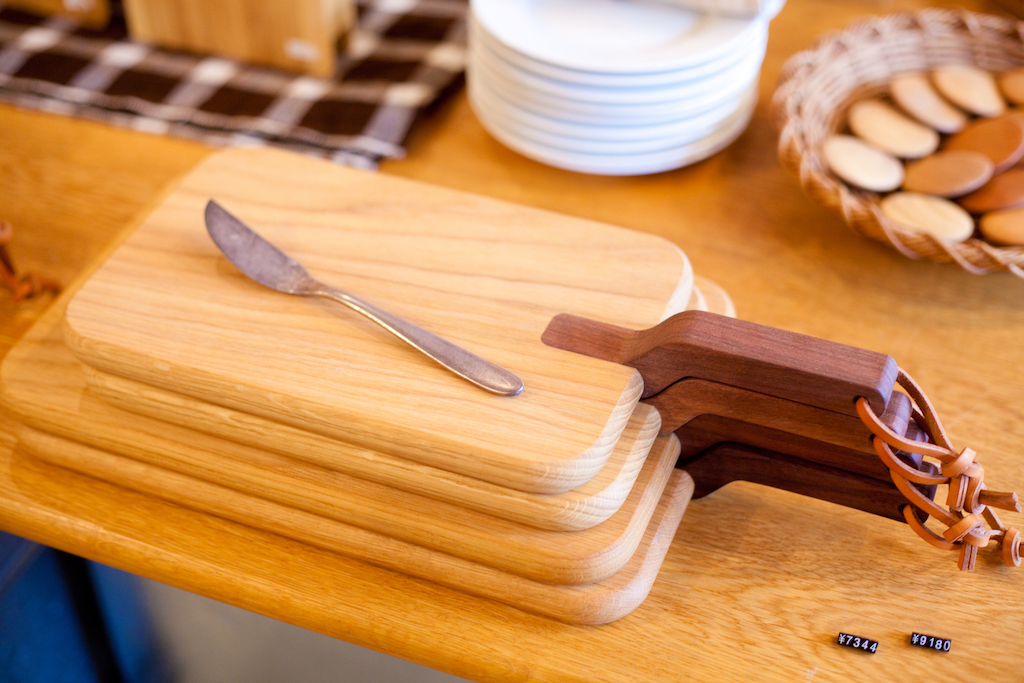 カッティングボード Sサイズ[L260mm W165mm 板厚18mm (把手まで36mm)]　6800円Lサイズ　[L315mm W200mm 板厚18mm (把手まで40mm)]　 8500円（すべて税別）