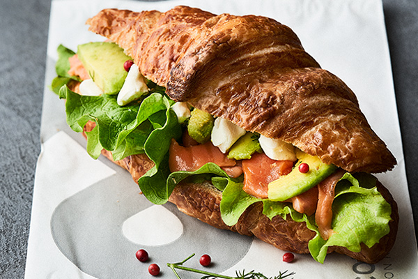 燻しサーモンとアボカドのクロワッサンサンド 680円