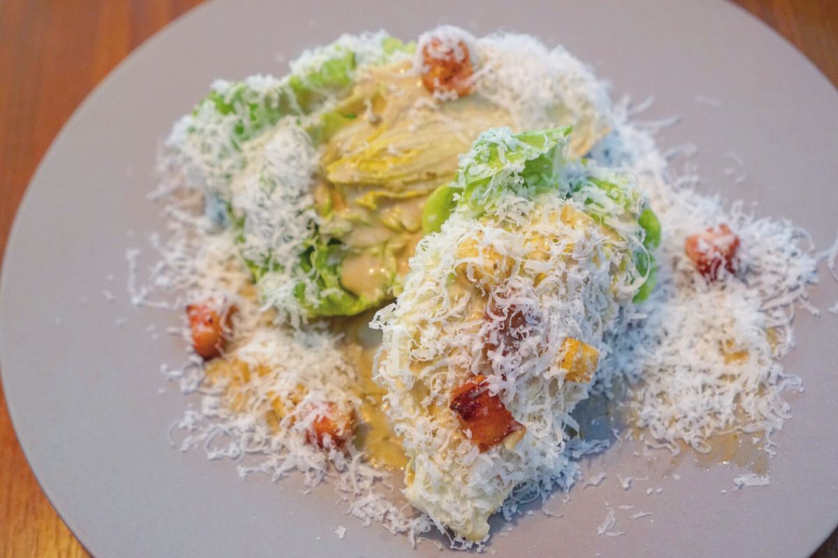 シュクリーヌレタスのシーザーサラダ パルメザンチーズ ベーコン