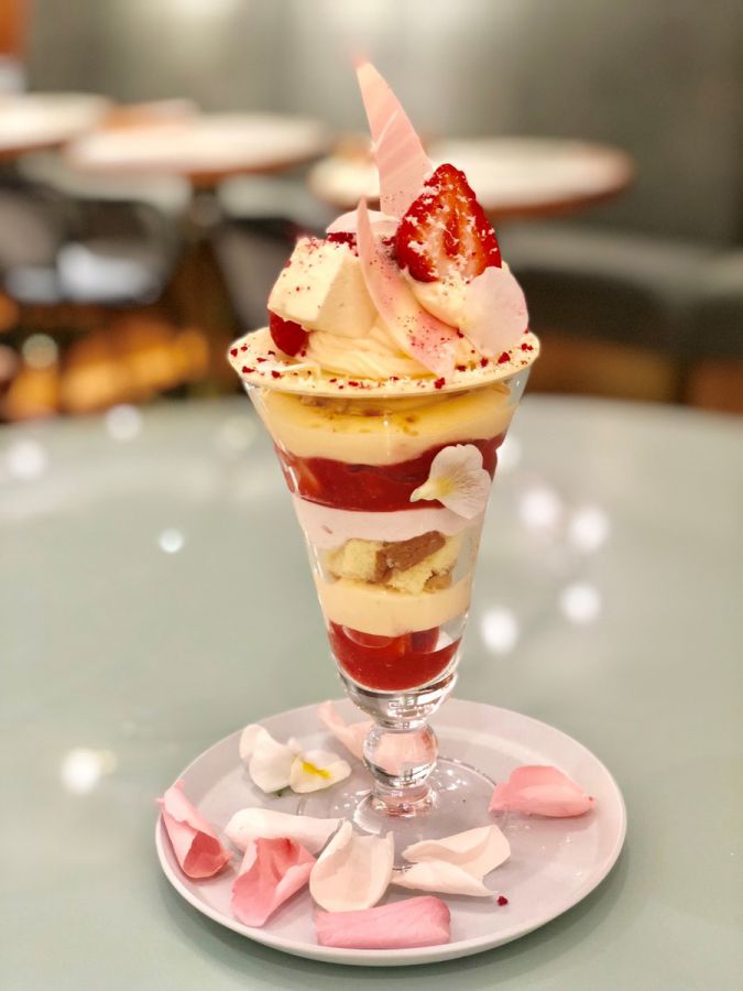 フレッシュストロベリーとホワイトチョコレートのパフェ 1,581円(1/30～3/14の期間限定)