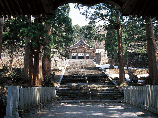 本堂に続く石段