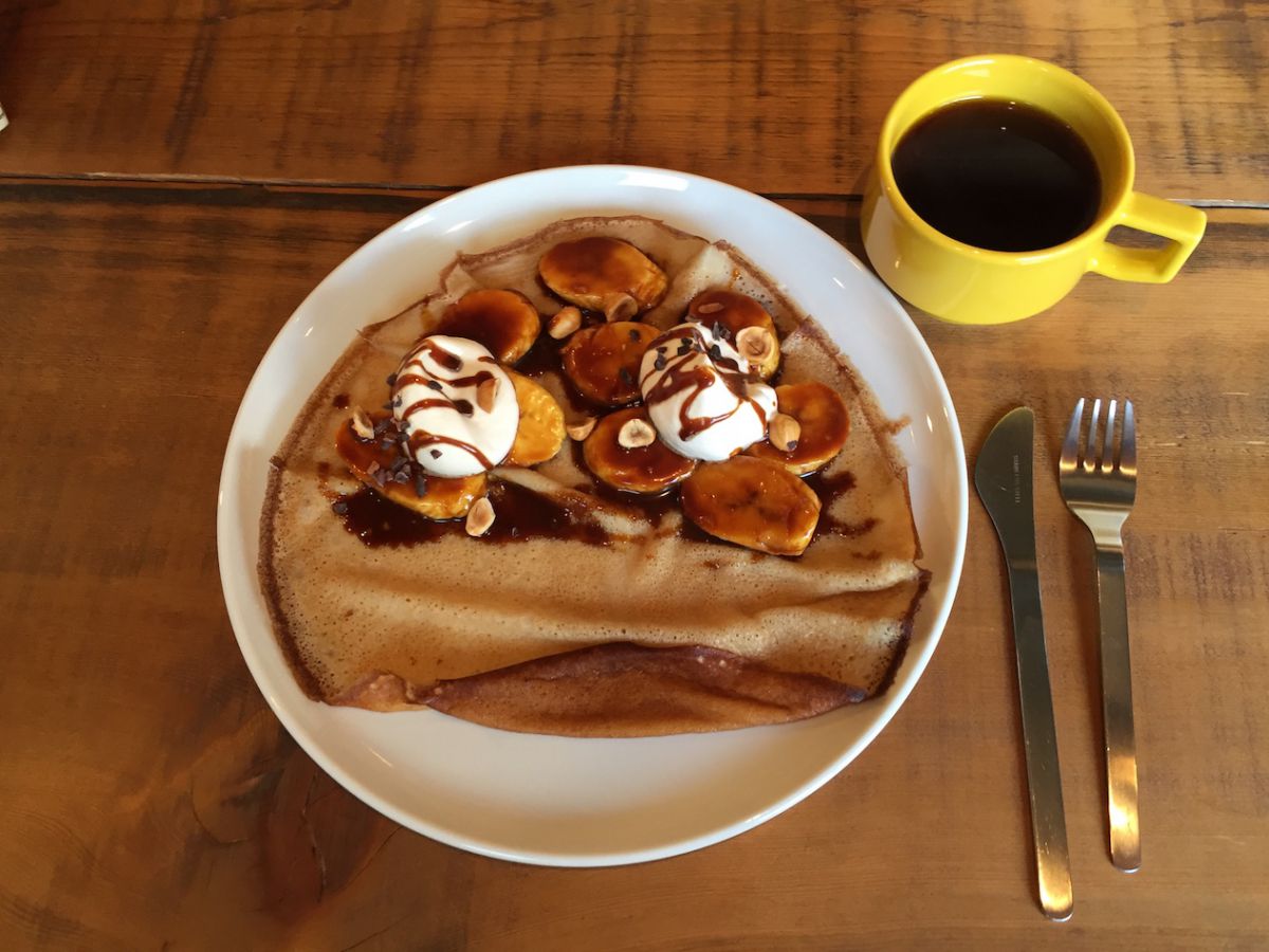 キャラメルバナナクレープ　702円、コーヒー　432円