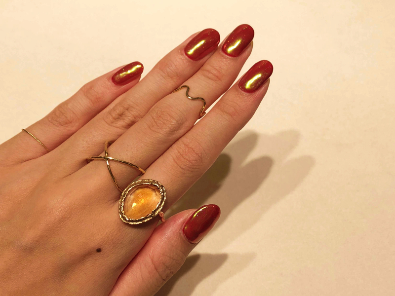 （人差し指から）色石リング4万9680円（conoa）、ウェーブリング 2万9160円、クロスリング 4万6440円、ピンキーリング 2万5000円（すべてhirondelle et pépin）