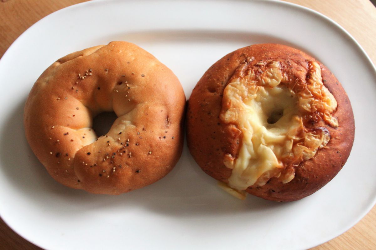 一番人気の「チーズ＆ペッパー」 238円（左）サンドイッチにおすすめの「トマトバジルチーズ」 238円（右）