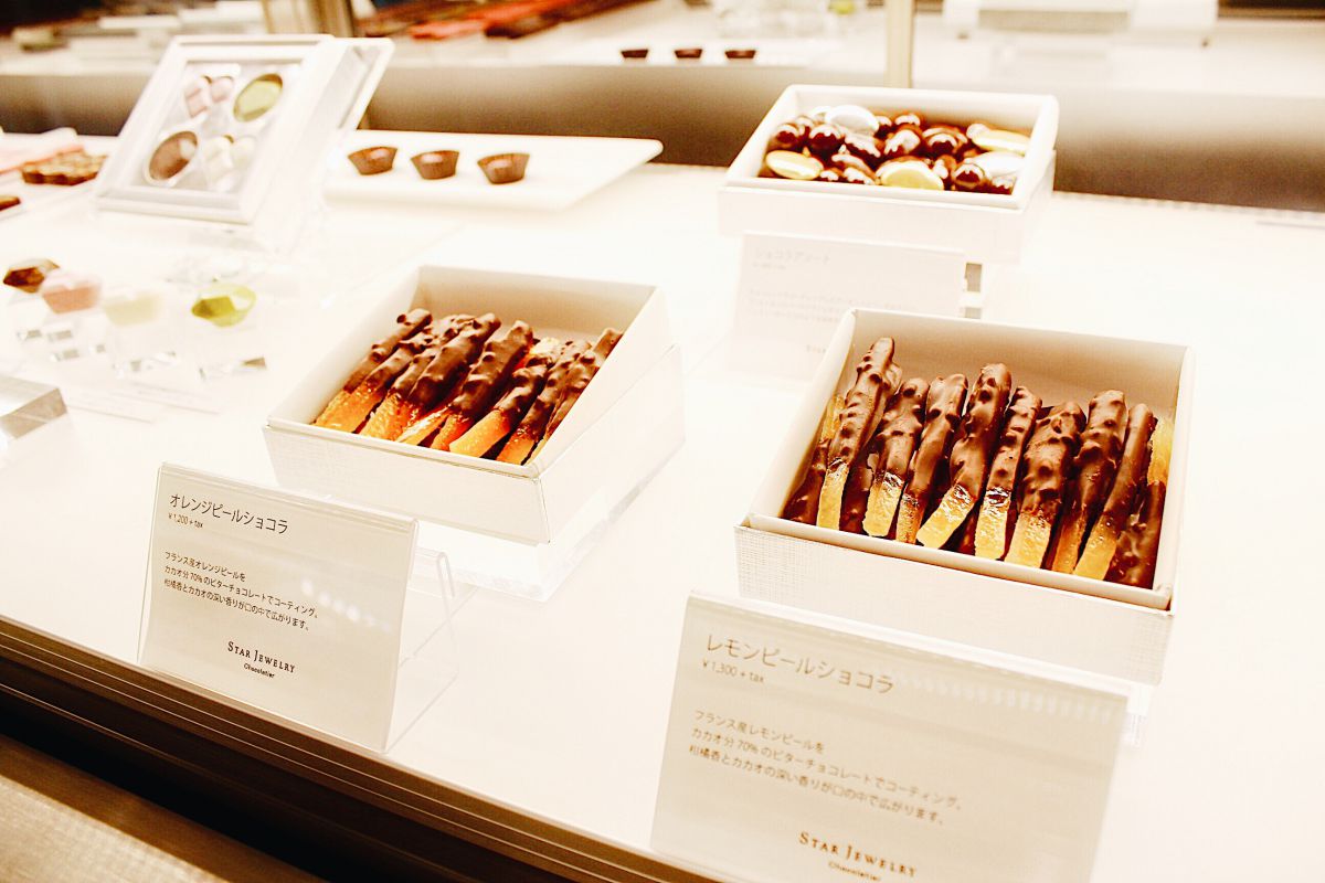 左から、オレンジピールショコラ（1296円）とレモンピールショコラ（1404円）