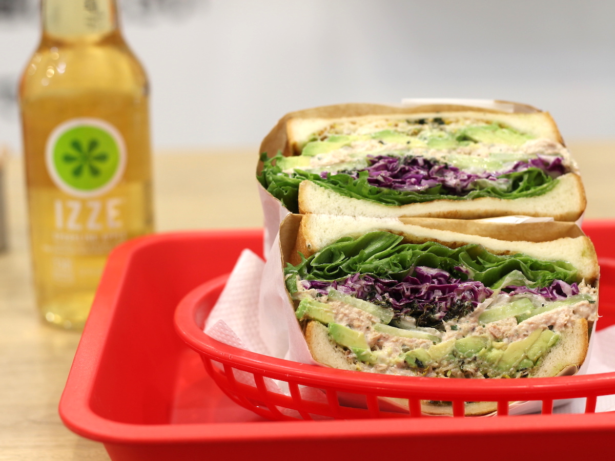 ツナサラダとアボカドのサンドイッチ 900円、IZZEジュース 500円