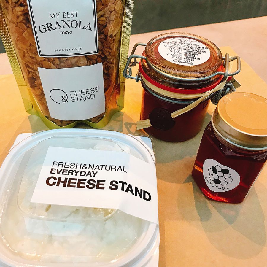 （写真左から）グラノーラ 1080円、ゴゾハニー 2700円、天然はちみつ 1000円