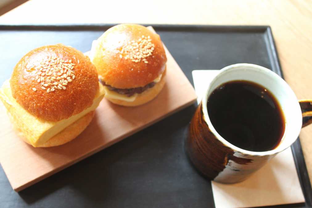 左から、出し巻きサンド356円、あんバターサンド356円、コーヒー540円