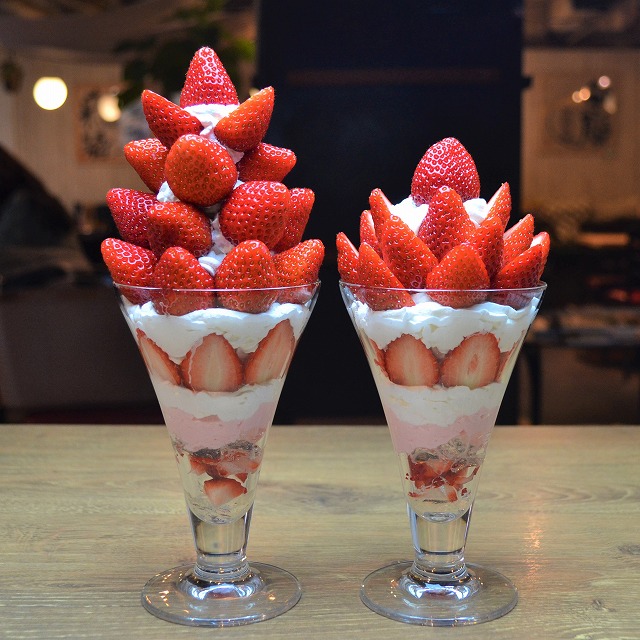 イチゴのパフェ(季節のパフェ) 左から大1500円 小1000円
