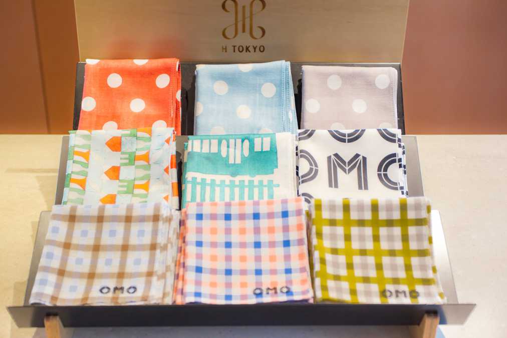  上段の水玉柄はガーゼハンカチ各1300円、中・下段はOMOオリジナルハンカチ各1500円