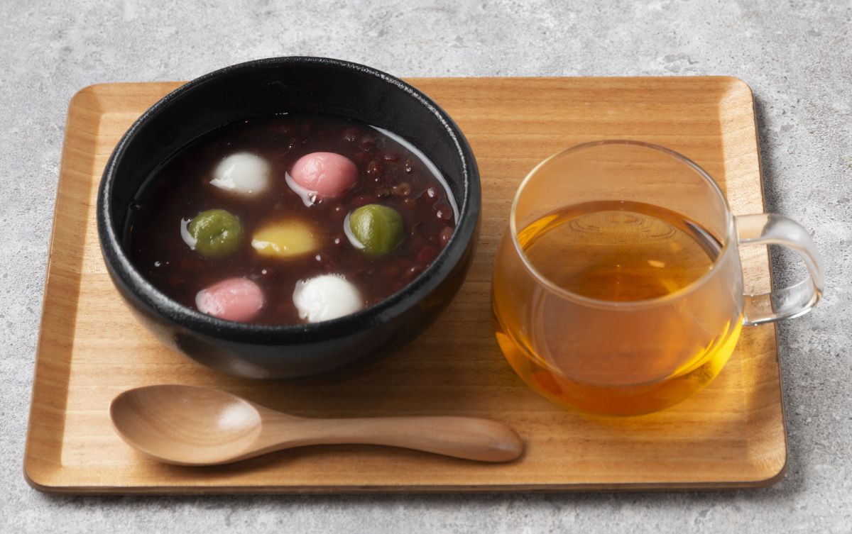 「三色白玉ぜんざい」単品 700円 / ほうじ茶セット 950円