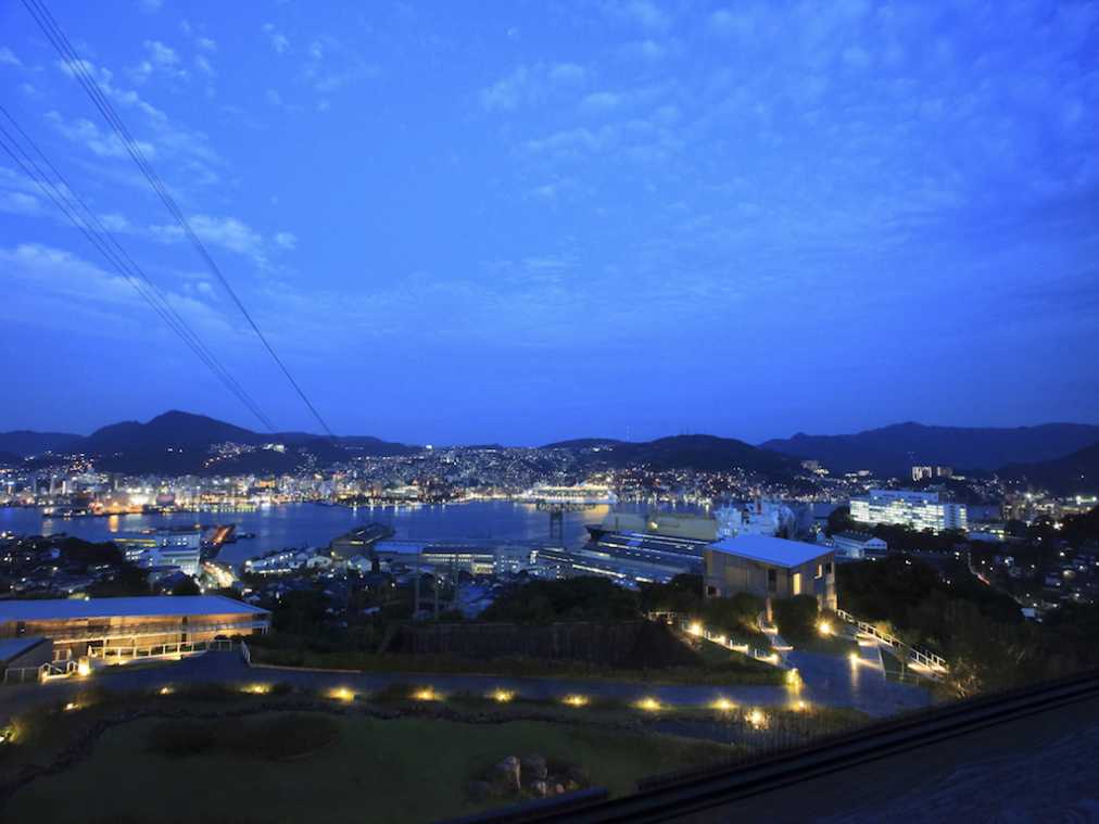 まさに景色もごちそう！世界新三大夜景を眺めながらいただく、贅沢ディナー