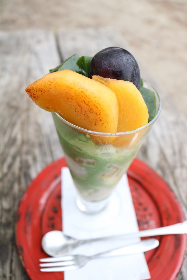 大粒のピオーネと柿の乗った秋の抹茶パフェ 1080円