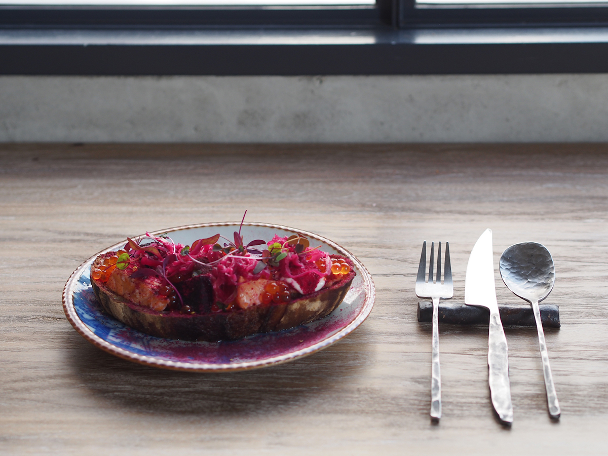 ブリコラージュ ブレッド タルティーヌ「燻製サーモンといくら、ビーツ、発酵キャベツ」（スープとサラダ付き）1600円