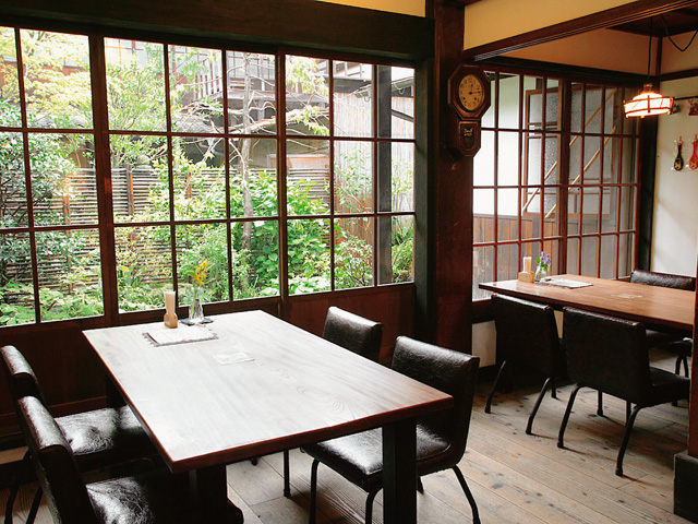 奥には落ち着いた雰囲気のカフェがあります