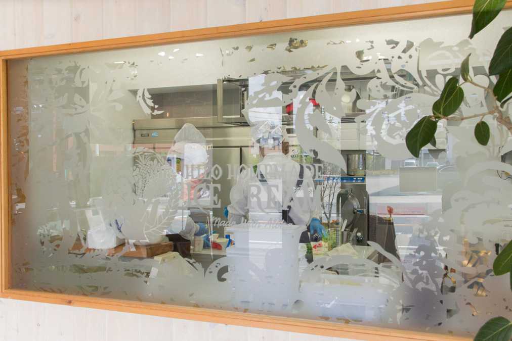 店内のガラス窓からアイス作りの様子が覗けます