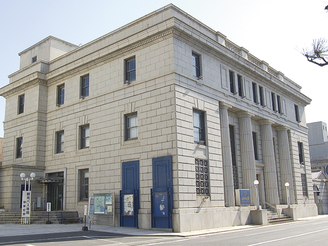 昭和初期に建築されたモダンな外観のカラコロ工房。さきたま-karakoro-もこの中に