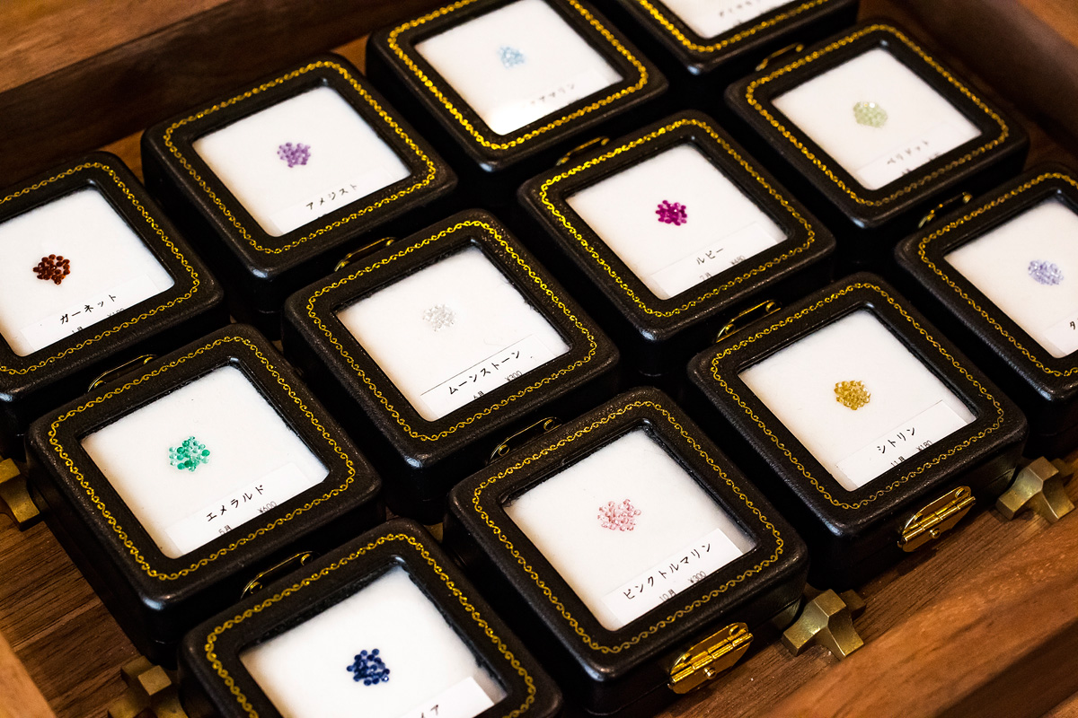 シルバーリングを含め、2～3週間預けると12種から選べる誕生石を入れてもらえます