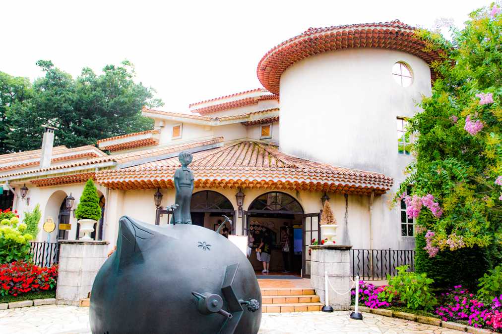 緑に包まれたエントランス。手前は王子さまの故郷・小惑星B612のスタチュー