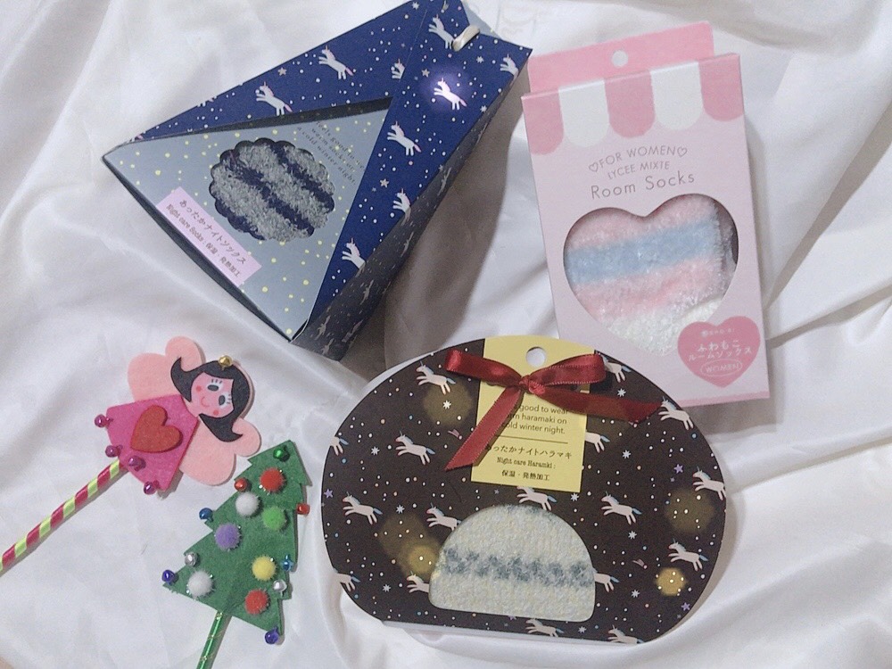 左上 MOC ナイトケアソックス1080円、下 ナイトケアハラマキ1404円、右上 もこもこソックス735円（ロフト）