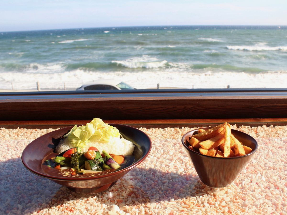 最強にハワイアン気分！七里ガ浜の絶品まろやかカレーは並んでも食べたい