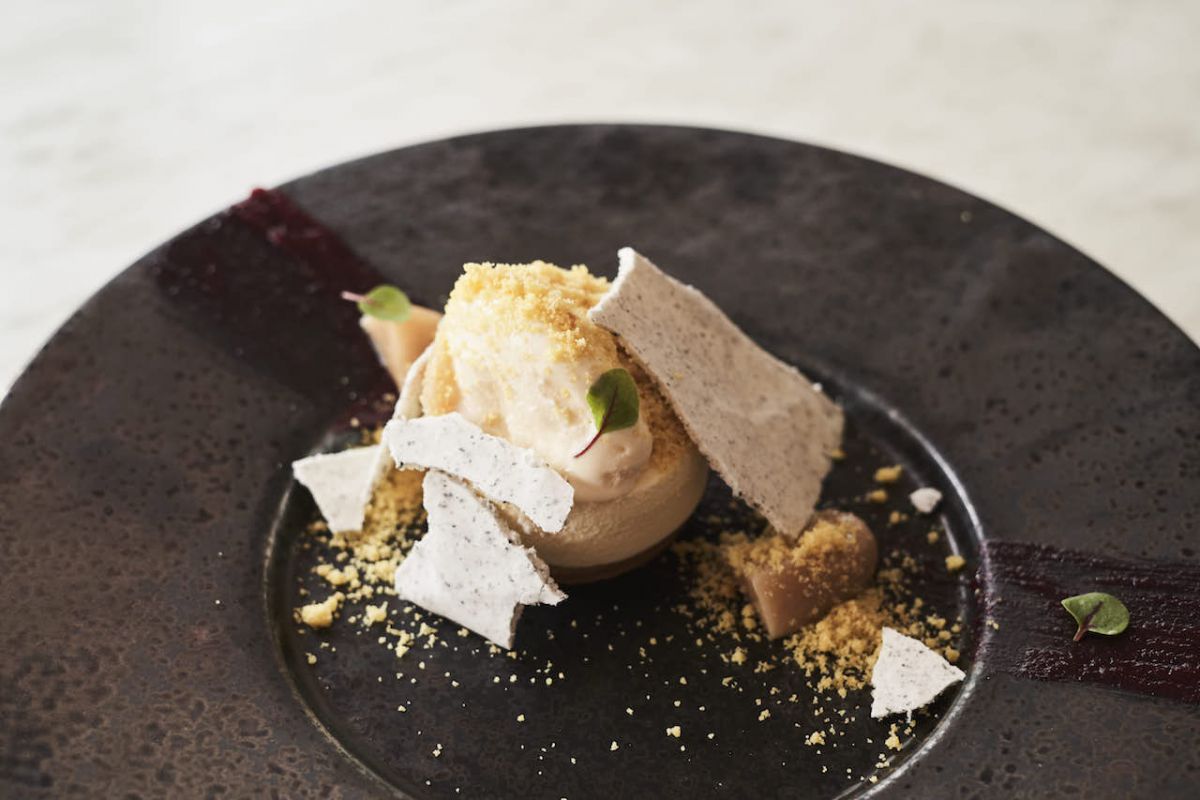 ホワイトチョコレートのムースと桃のコンポート ラズベリーのソース918円（サービス料別途）