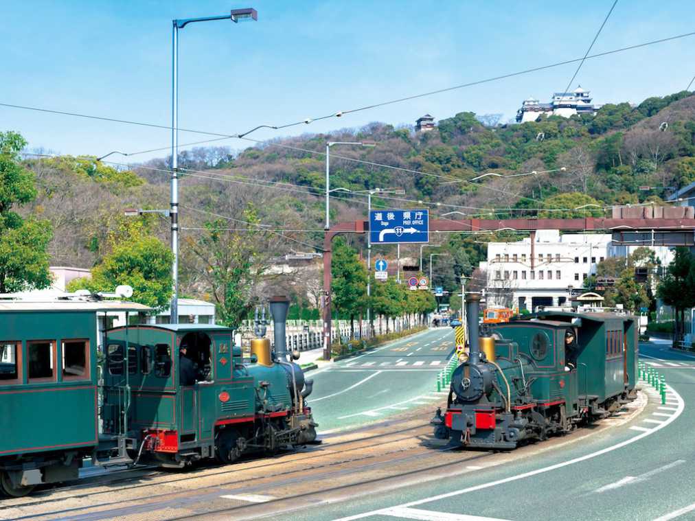 坊っちゃん列車で快適に！松山の絵になる文学スポットを巡る朝さんぽ