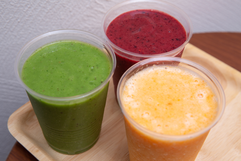 左からグリーンスムージー、ベリースムージー、オレンジスムージー　各480円