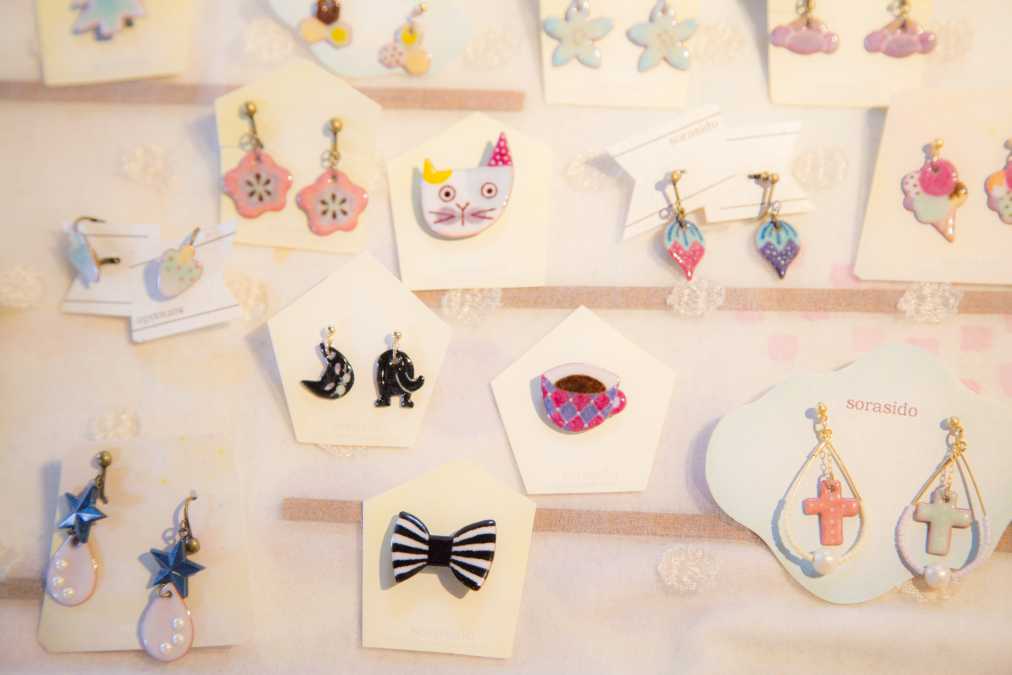 ピアス、イヤリング、ブローチ　各3240円～