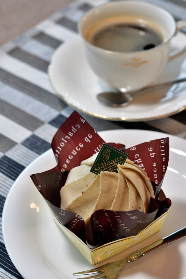 丹波の和栗モンブラン450円、ブレンド380円（ケーキとドリンクはセットで50円引き）