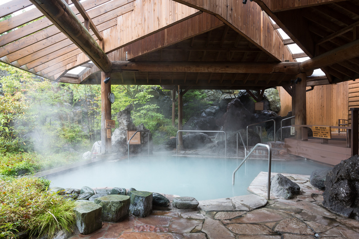 本館「湯遊天国」の「大露天風呂」（硫黄泉）