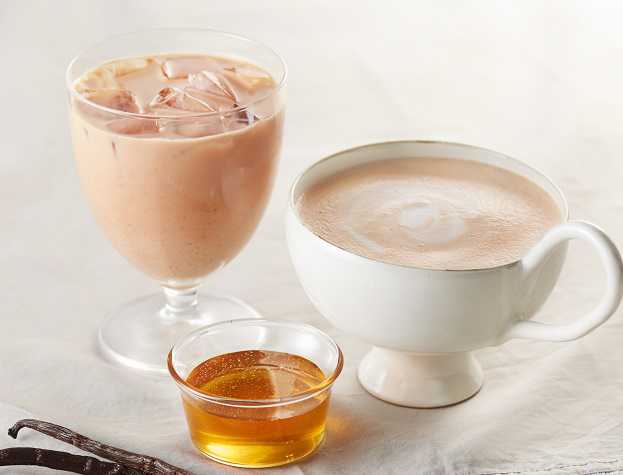 （左）「フレンチバニラロイヤルミルクティー」(HOT/ICED) 480円、「ハニーロイヤルミルクティー」(HOT/ICED) 480円は、リッチでコクのある味わい！