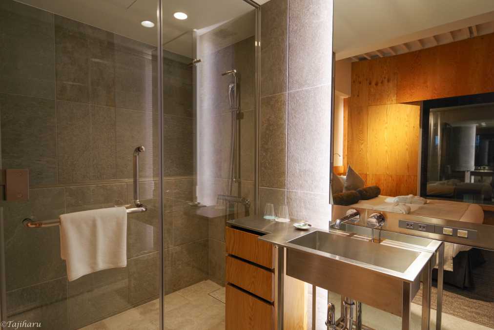 シースルーのシャワースペースはカーテンで隠すこともできます