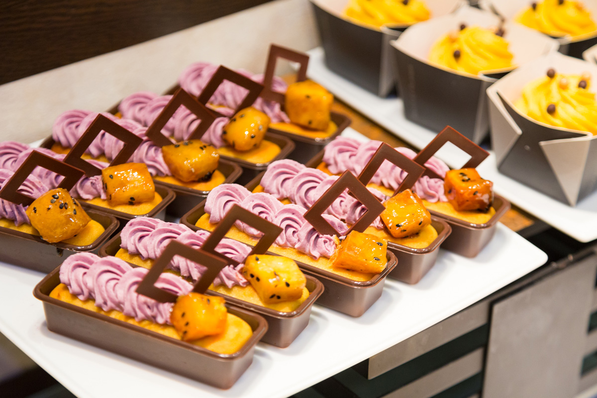 ホテルメイドの季節のデザートも豊富に揃う