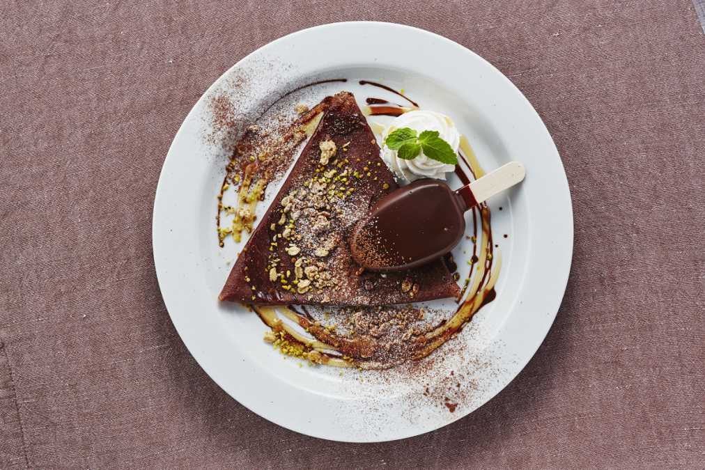 グラノーラのザクザク食感がアクセントの、チョコ好きにはたまらないチョコ×チョコ！「ダブルチョコパルム」700円(税別)