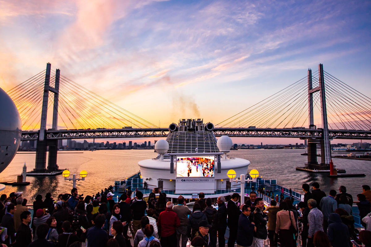 横浜出港時はベイブリッジの真下を通過。出港を祝うセレモニーも開催