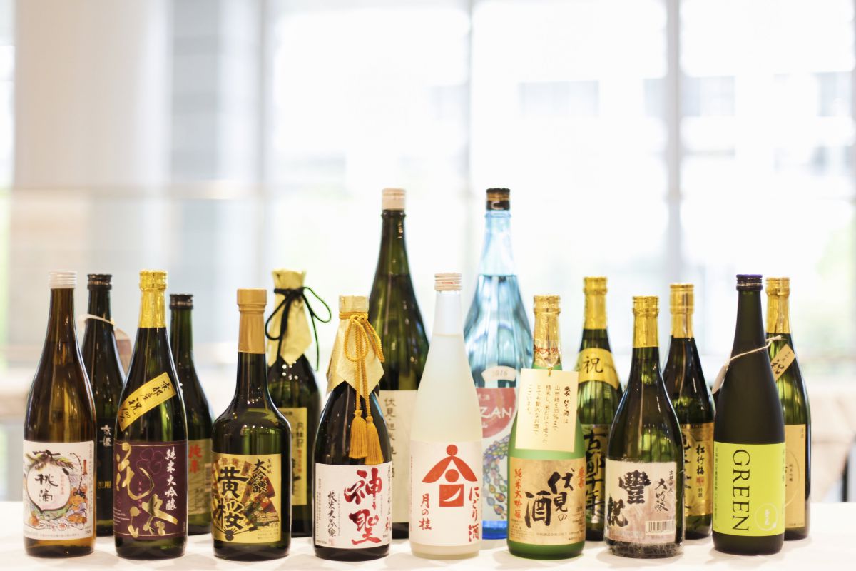 伏見の酒蔵の日本酒飲み放題、おつまみ1品、おちょこ付き2160円