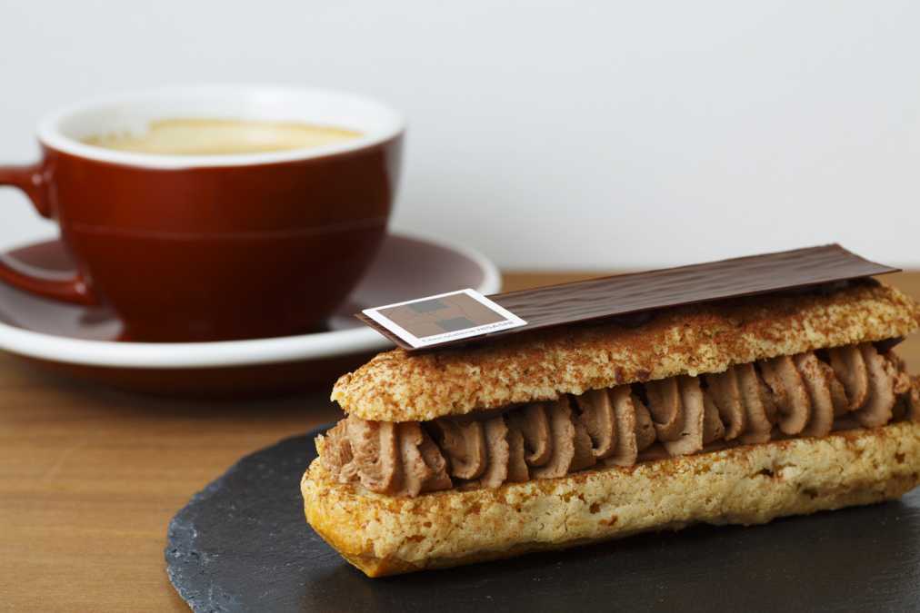 エクレアショコラ500円、ホットコーヒー500円