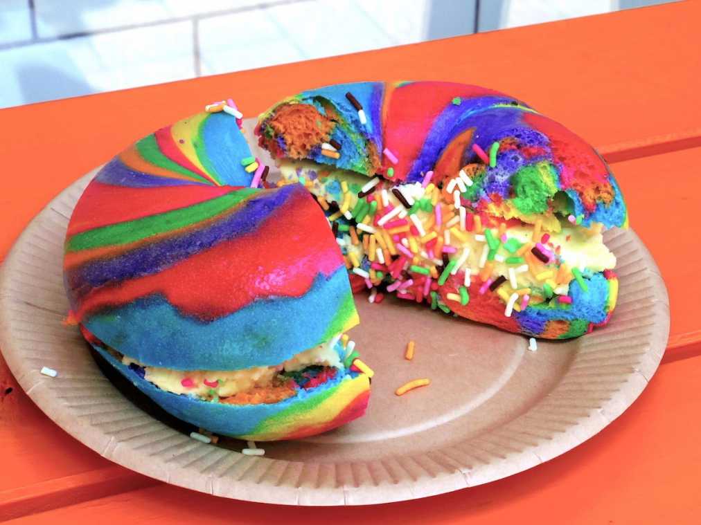 見た目に反してその味は…思わず二度見しちゃうNY発のレインボーベーグル