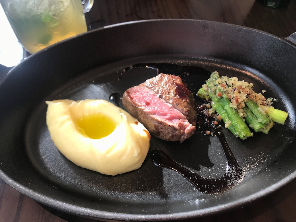 オーストラリア産ジョンディービーフフィレ オジブランカオイルマッシュルームポテト アスパラガス＆グアンチャーレのソテー 赤ワインソース8000円