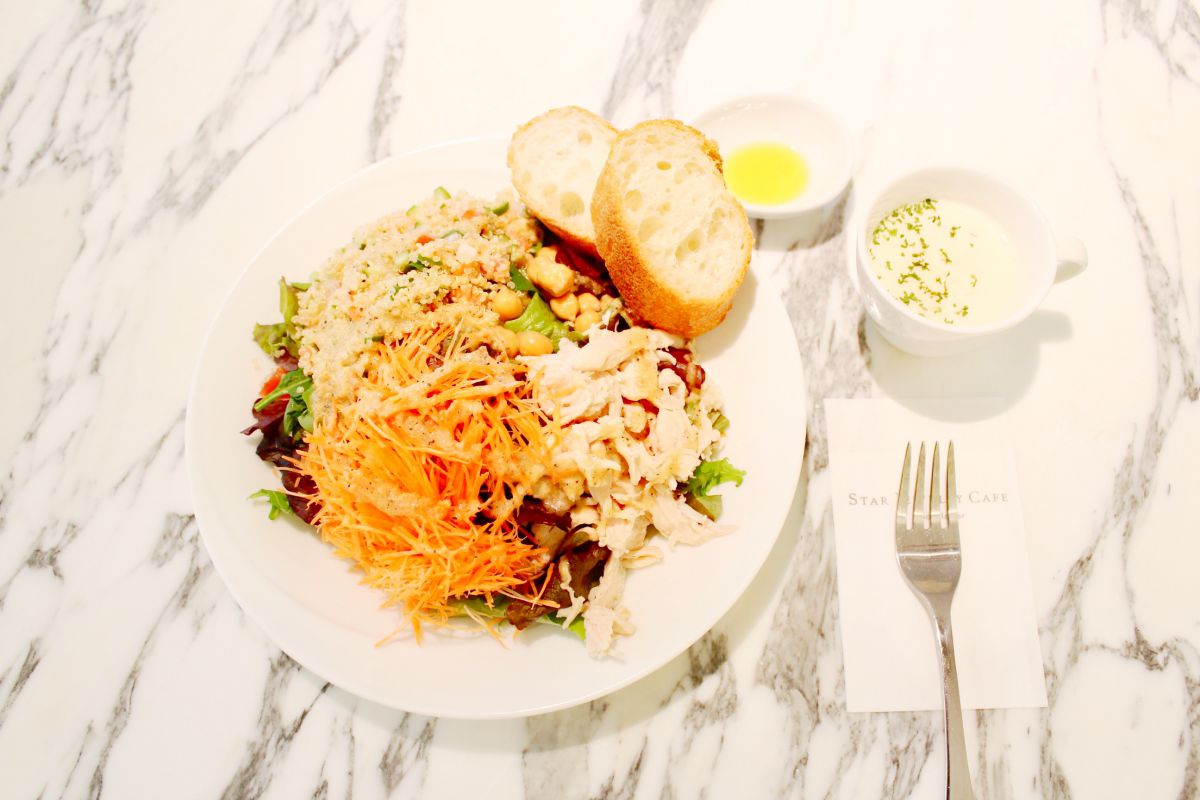蒸し鶏とキヌアのサラダ（野菜のポタージュとパン付き・1080円）