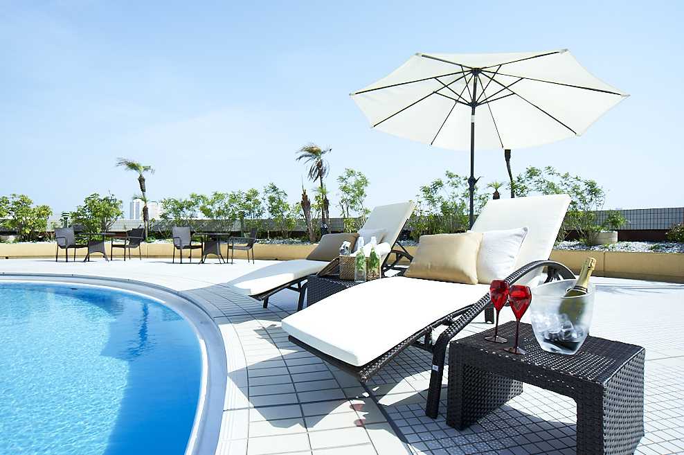 プレミアムデッキチェアは 1日3組限定の予約制（1組2名2万円）