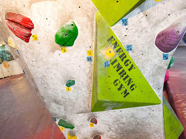 頭と体をフル回転！新宿の人気体験型ゲーム＆ボルダリングでストレス発散