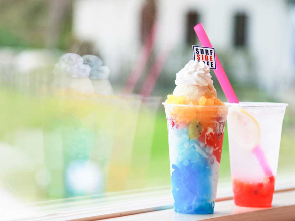 左から、サマーパラダイス 1000円。カラフルタピオカ入りレモネード 800円