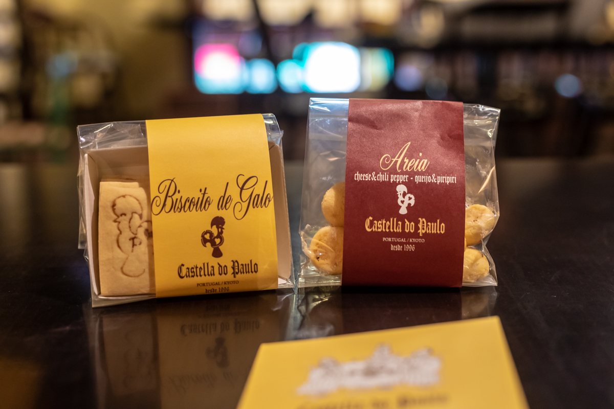 ビスコット デ ミーリョ（左）　アレイア ケイジョイ ピリピリ（右）各324円