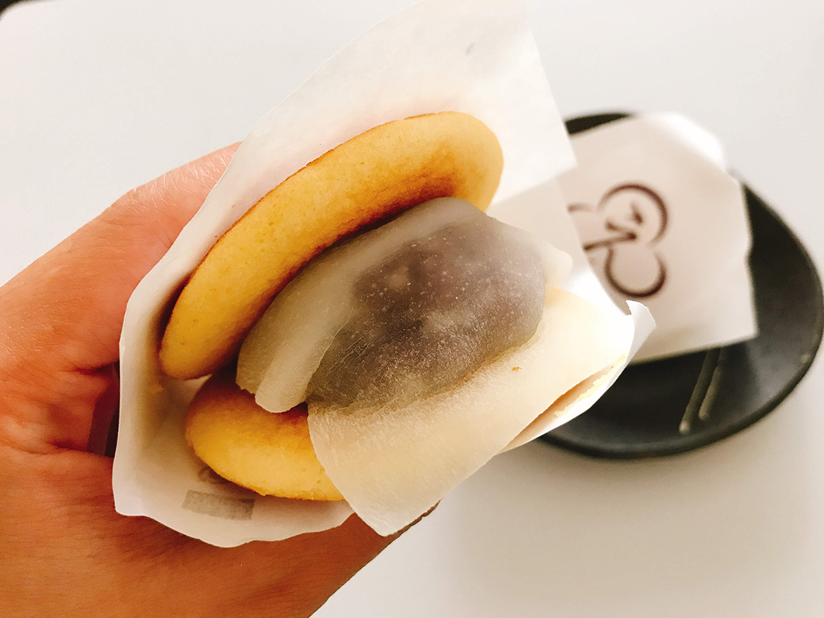 美味どら もち入り　216円